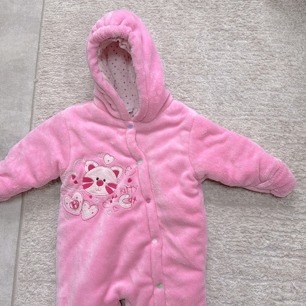 *LIKE NEW* Miniwear Pink Hooded Pram Snowsuit w/ Cozy Kitty Cat Graphic - 6-9 M
